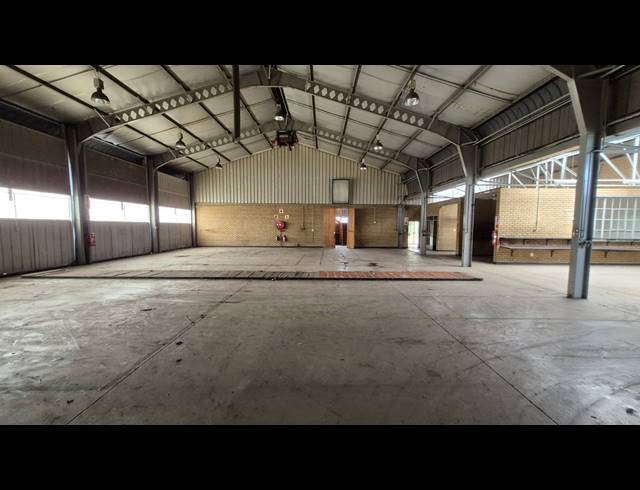 2,450M² WAREHOUSE TO LET IN APEX